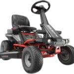 akkukäyttöinen, silppuava sivulle heittävä ajettava ruohonleikkuri