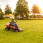 Päältä ajettava ruohonleikkuri